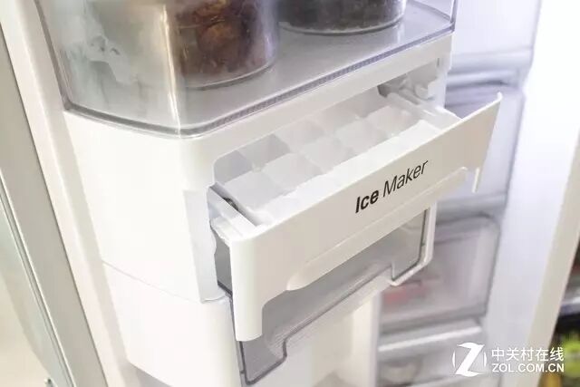 lg对开门冰箱门板上的旋转制冰盒