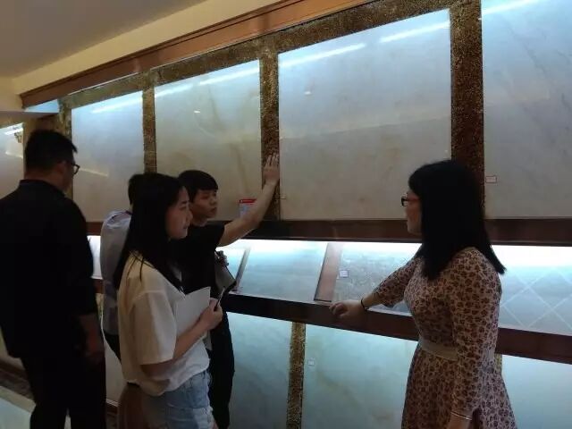 贴心 严谨 冠珠陶瓷美女店长专程来经典装饰 给我们的市场部同事做