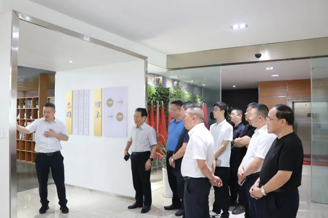 四川省县域经济学会名誉会长、原四川省劳动和社会保障厅厅长张成明一行莅临商会指导交流