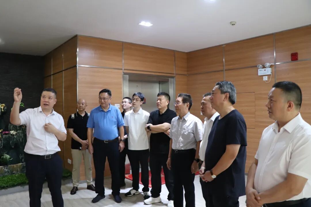 四川省县域经济学会名誉会长、原四川省劳动和社会保障厅厅长张成明一行莅临商会指导交流