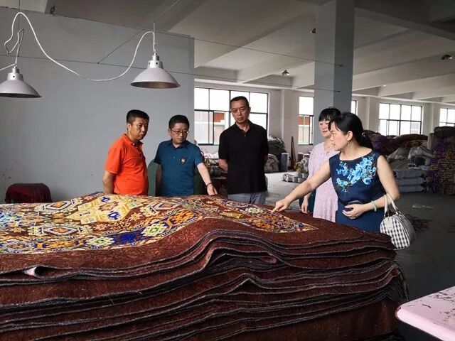 成都市武侯区红牌楼街道党工委书记周长玖一行到访中国轻纺城四川商会副会长单位