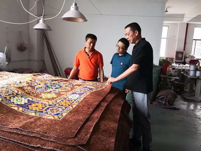 成都市武侯区红牌楼街道党工委书记周长玖一行到访中国轻纺城四川商会副会长单位