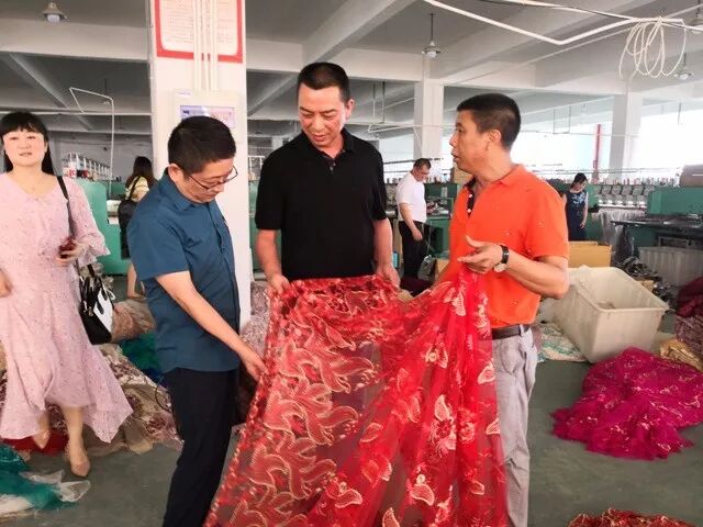 成都市武侯区红牌楼街道党工委书记周长玖一行到访中国轻纺城四川商会副会长单位