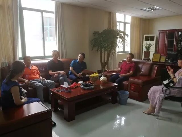 成都市武侯区红牌楼街道党工委书记周长玖一行到访中国轻纺城四川商会副会长单位