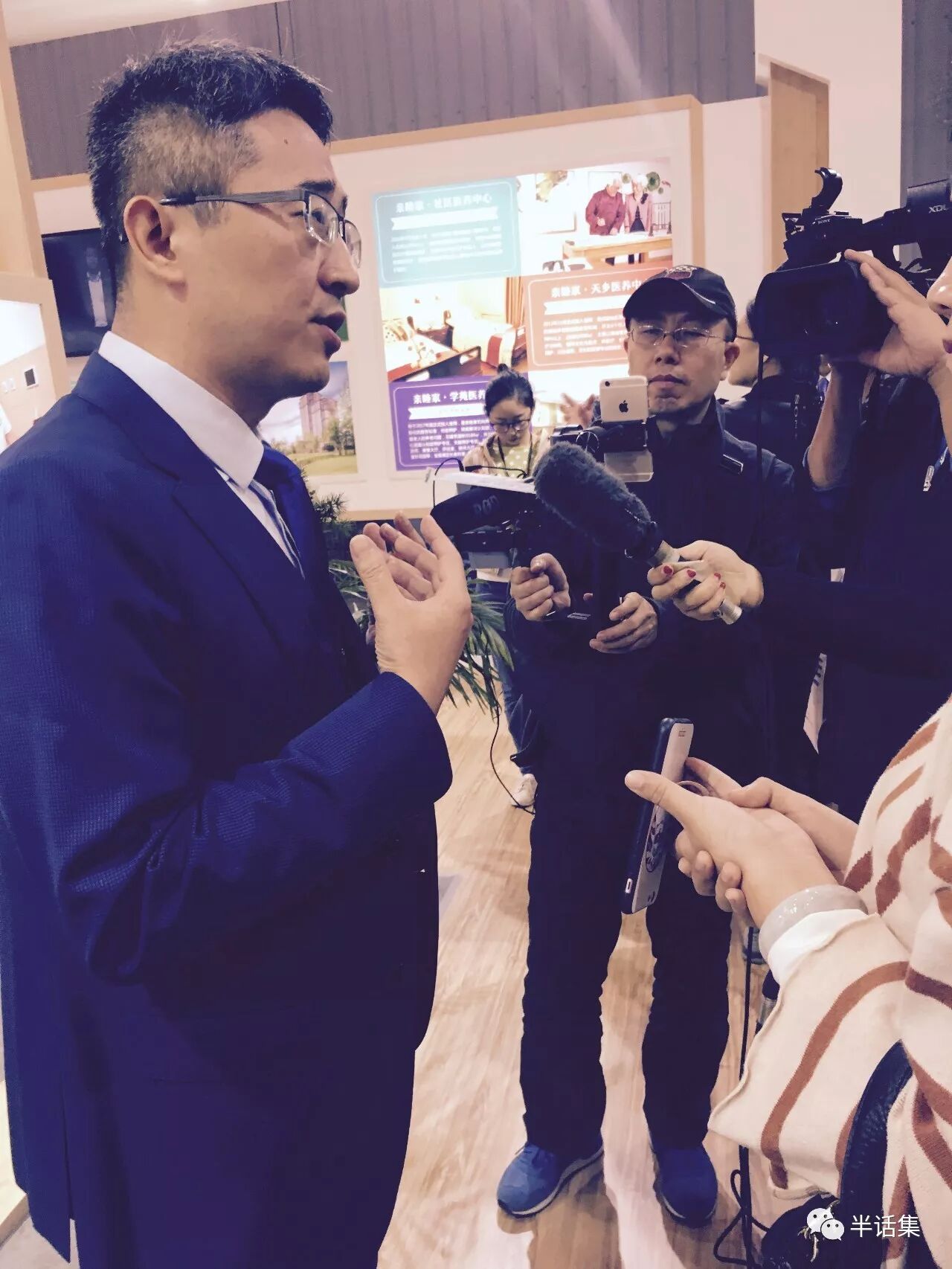 亲睦家创始人兰波接受记者采访