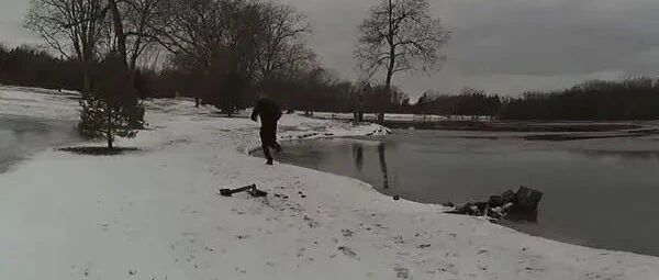 拉布拉多跌落冰湖，警方救援画面曝光让人感动！