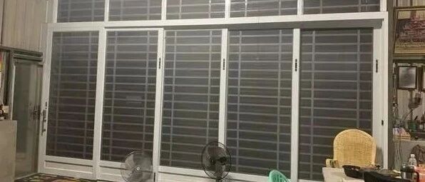 2只狗半夜莫名吠叫，主人打屁屁制止……隔天看监视器内疚又感动！