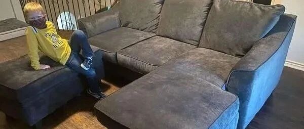 买了一张沙发回家，儿子一直说底下有东西，她蹲下查看，竟发现......