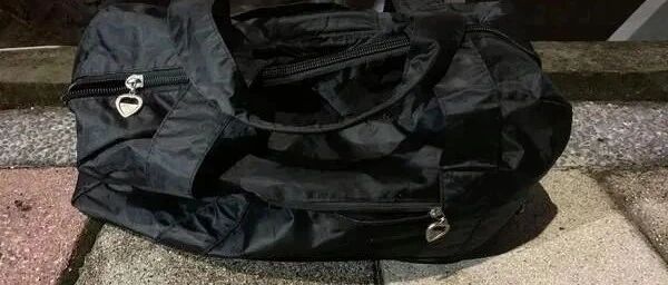 人行道旁有个行李包不断在蠕动，掀开查看竟发现......