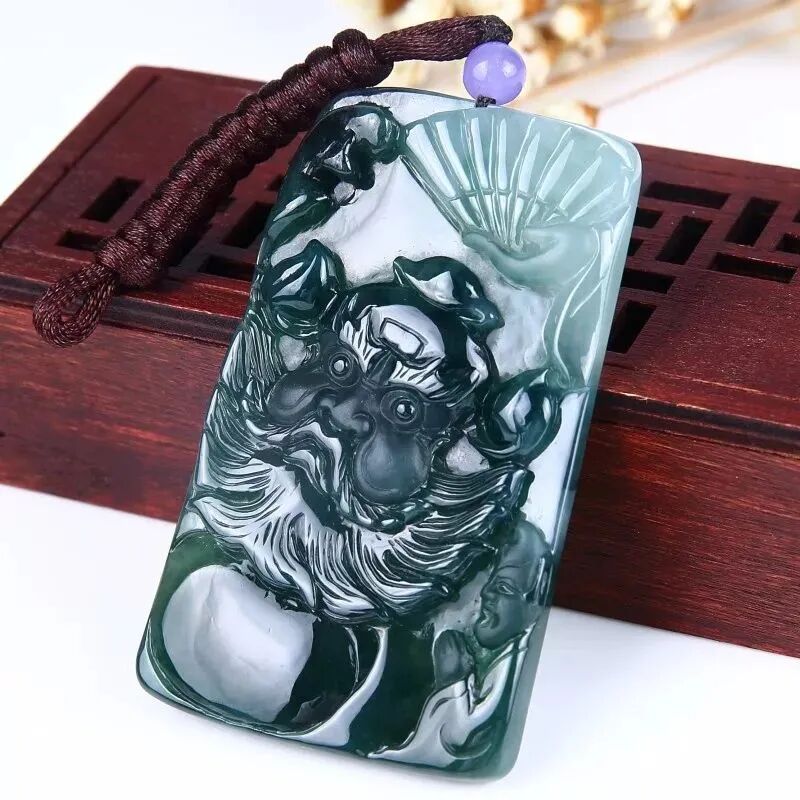 日子已至年尾，寓意“辟邪”的翡翠题材有哪些呢？它们或许能助你