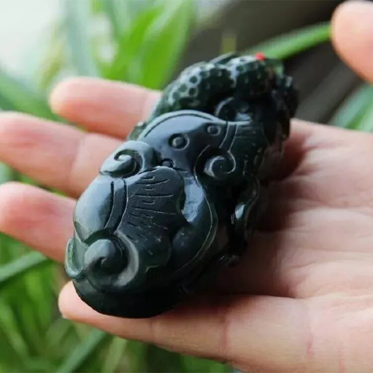 翡翠的“亲戚”又来了！这次要说的泰山玉，神似墨翠！