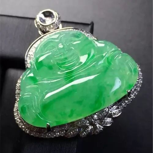 翡翠佛挂件应该怎么佩戴？我们该如何挑选冰种飘绿翡翠佛挂件？