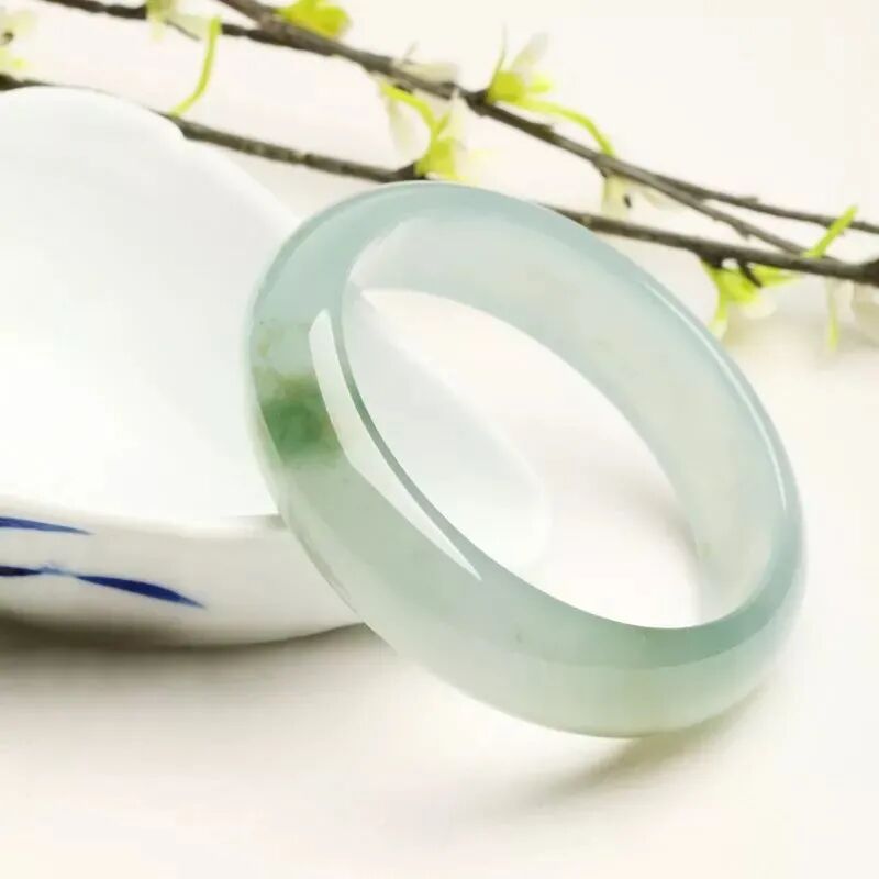 不可思议！糯冰翡翠手镯，女性朋友眼中的“白月光”！