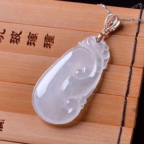 不懂就不要乱佩戴，如意翡翠吊坠的寓意，我们应该怎么理解？