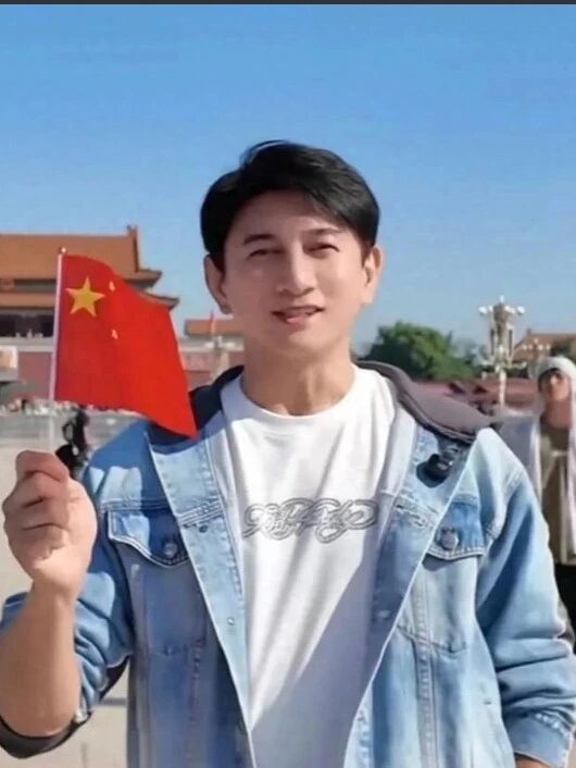 时隔三十多年重游天安门,吴奇隆举国旗送祝福,面对风波淡定爬长城