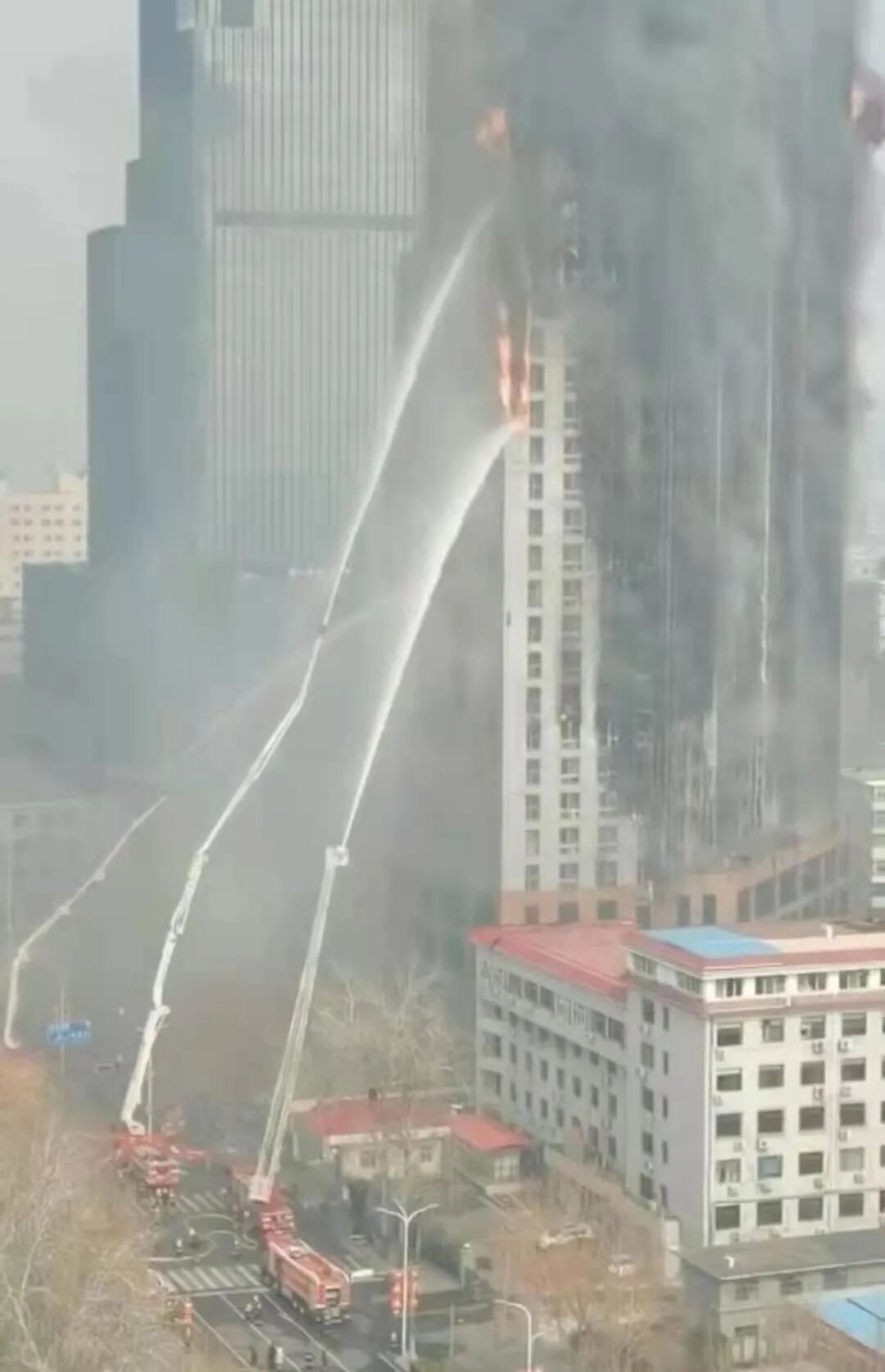 現場慘烈！石家莊111米高樓整棟起火！請設計師不要再跟總圖掙地盤了！的圖2