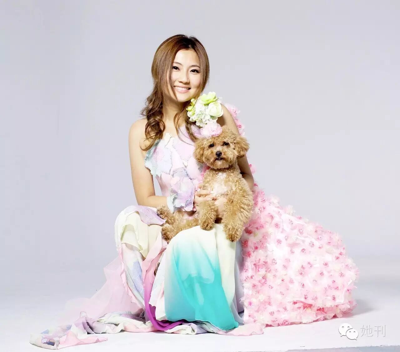 在she里,她被hebe和ella称为"老婆",无论什么时候,她都柔弱地引人保护