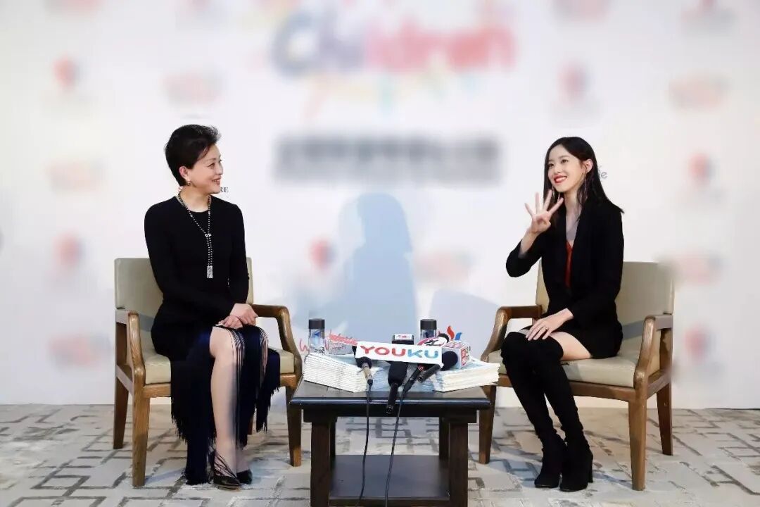 通过监控来看,刘强东跟这位女子的关系举止亲密,要说被冤枉的,一多半