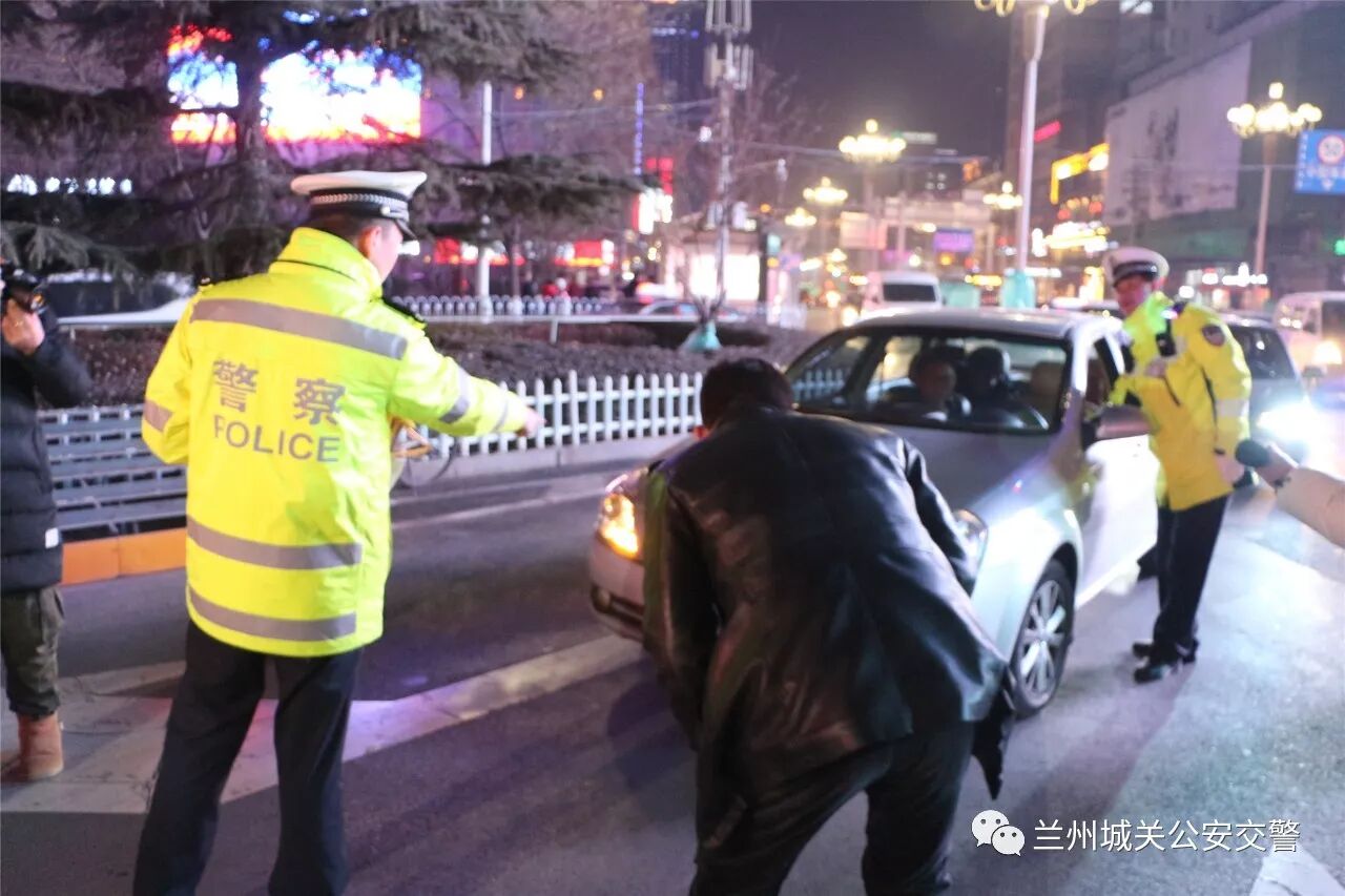 城关交警专项整治滥用远光灯行为