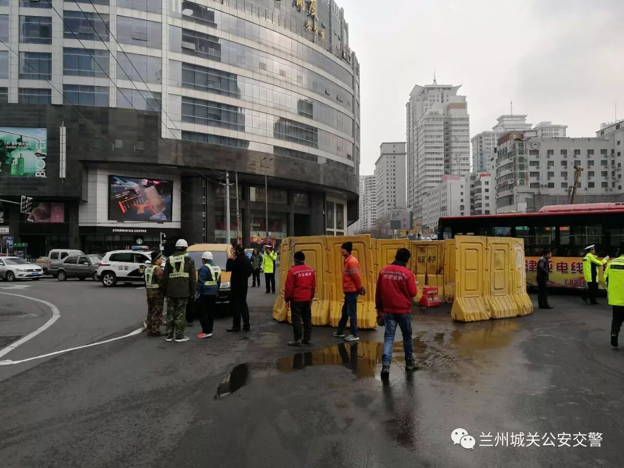 城关交警大队保障施工路段交通秩序