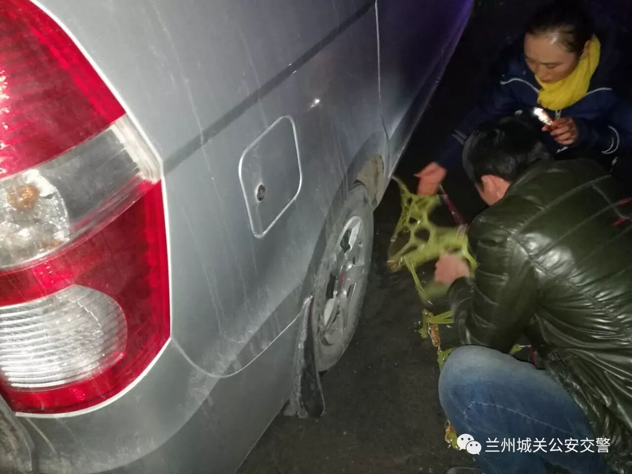 城关交警大队保障伏直公路夜间行车安全