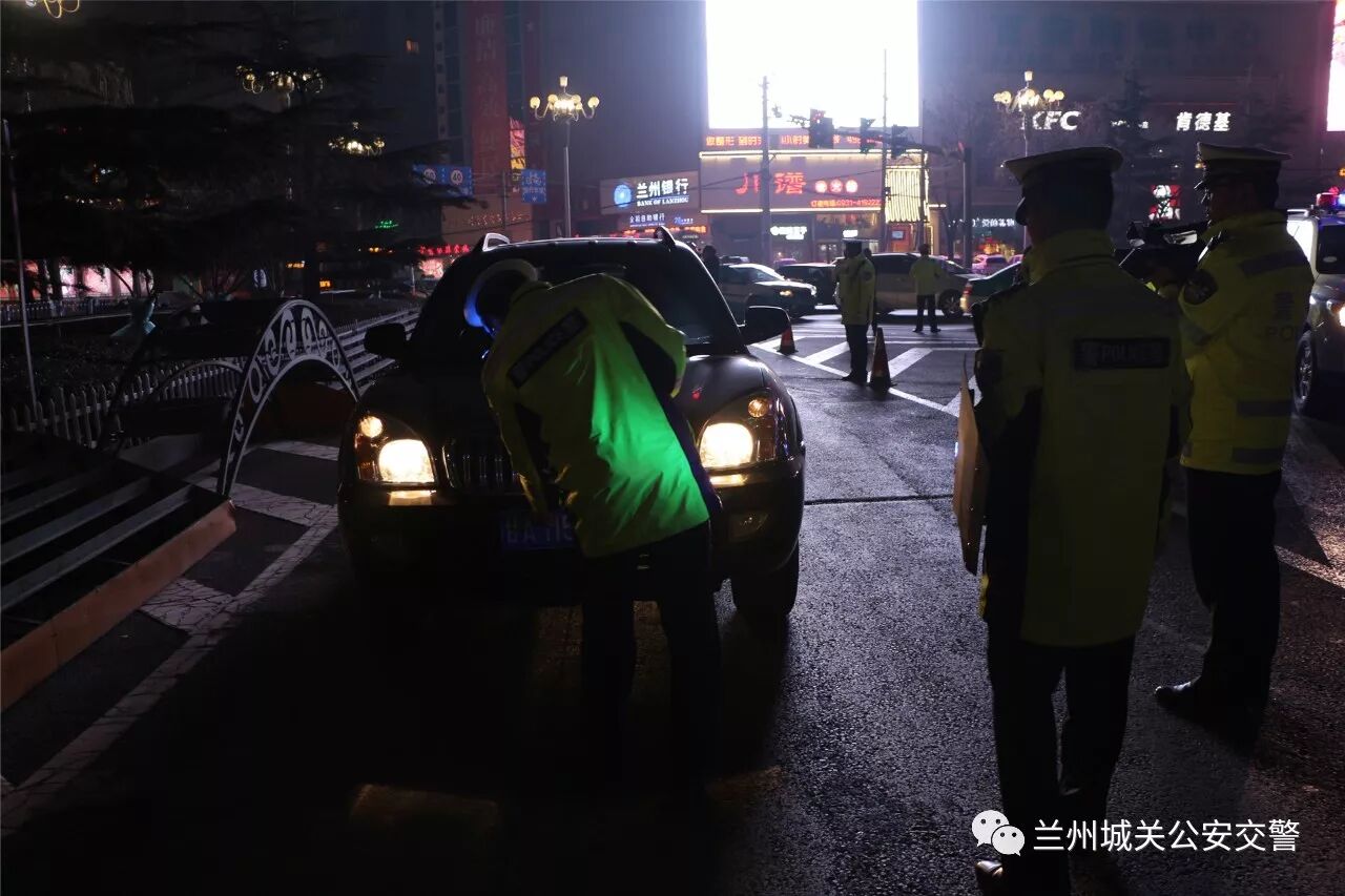 城关交警专项整治滥用远光灯行为