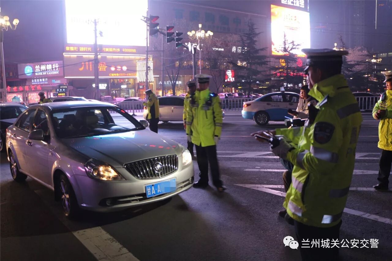 城关交警专项整治滥用远光灯行为