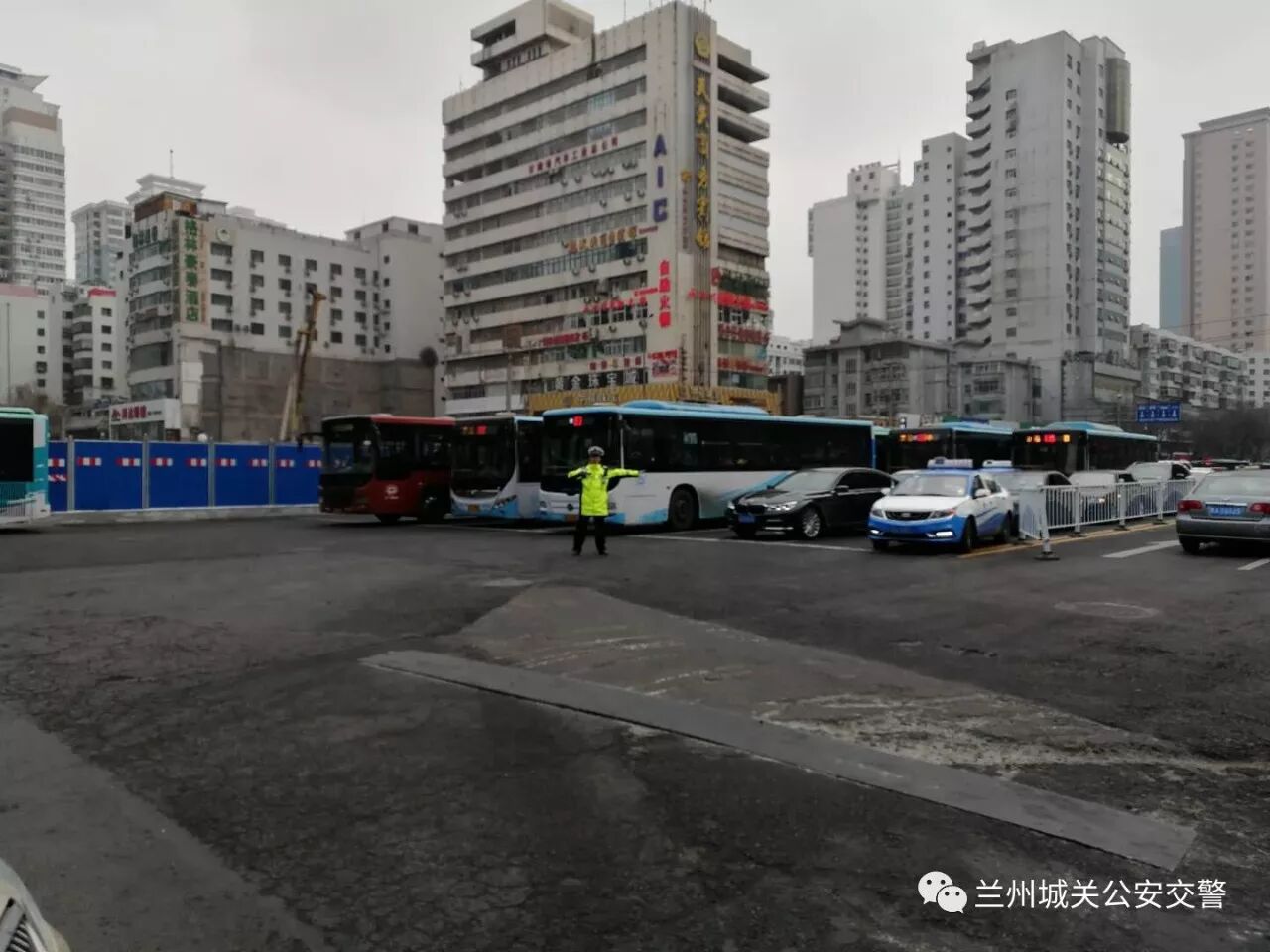 城关交警大队保障施工路段交通秩序