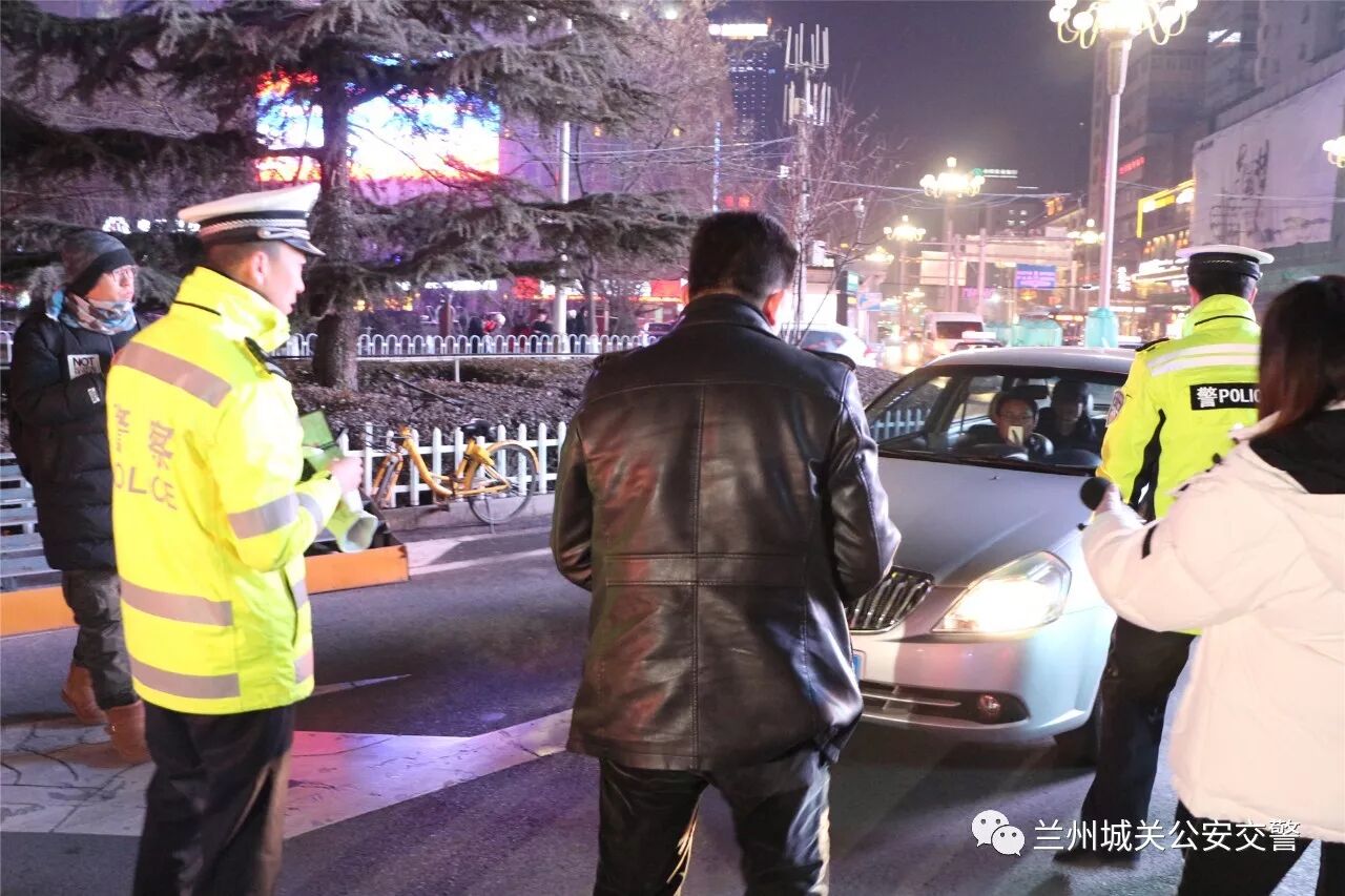 城关交警专项整治滥用远光灯行为