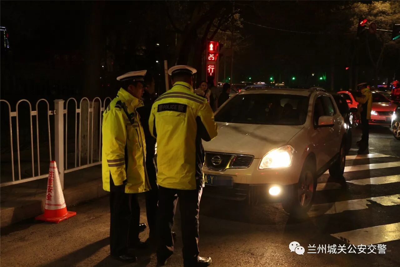 城关交警专项整治滥用远光灯行为