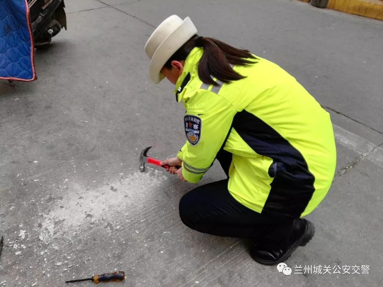 私划停车位 城关交警严治理