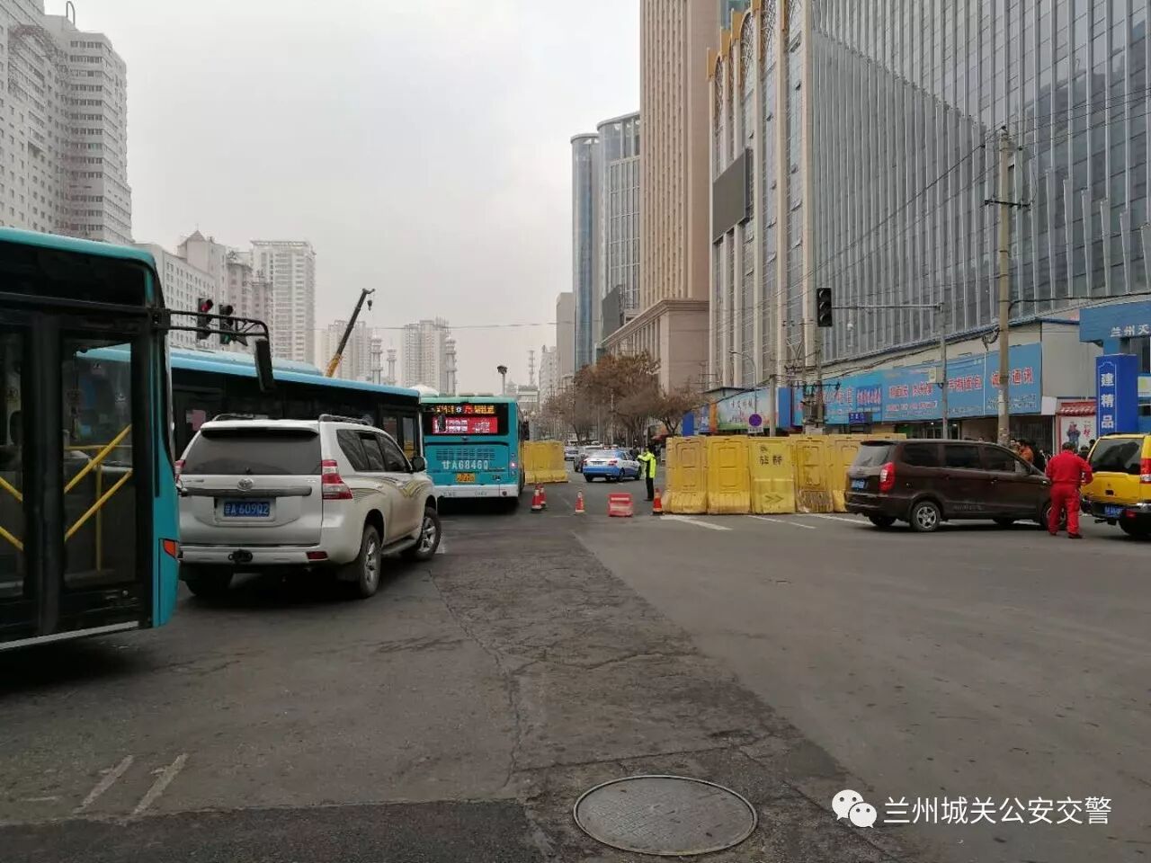 城关交警大队保障施工路段交通秩序