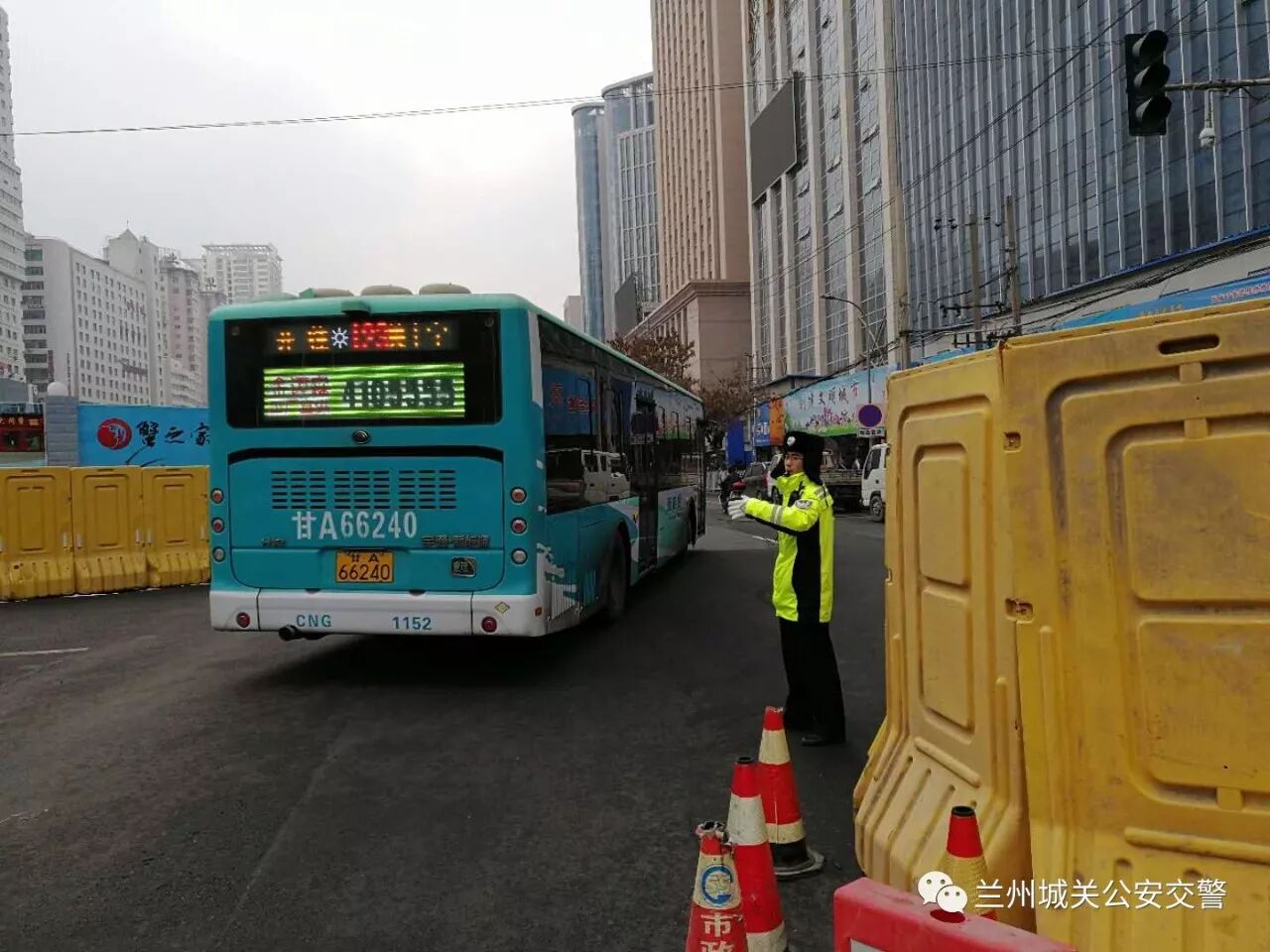 城关交警大队保障施工路段交通秩序