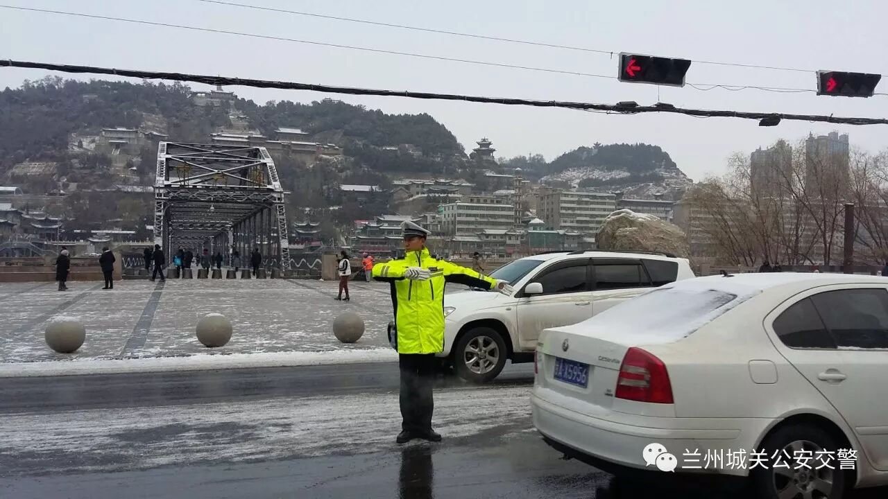 城关交警雪天全员上路执勤保畅通