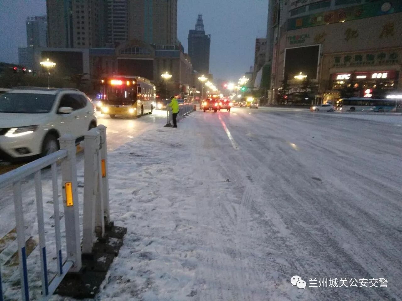 城关交警雪天全员上路执勤保畅通