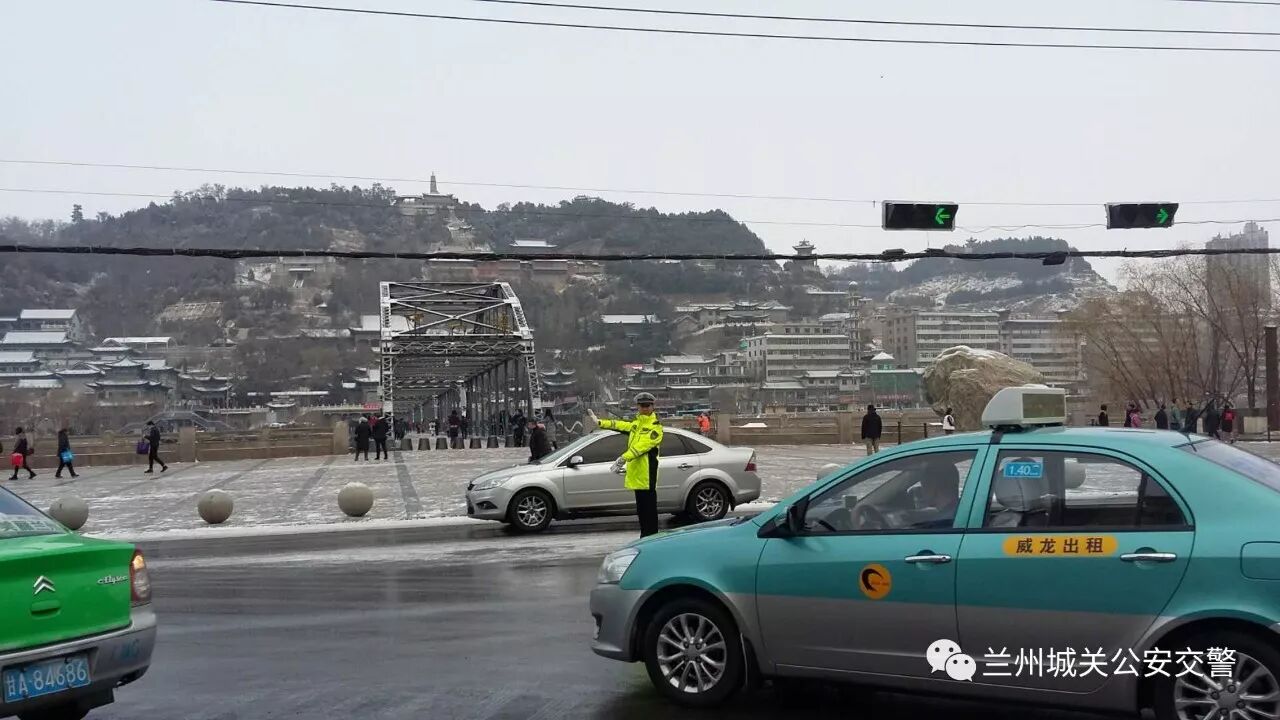 城关交警雪天全员上路执勤保畅通