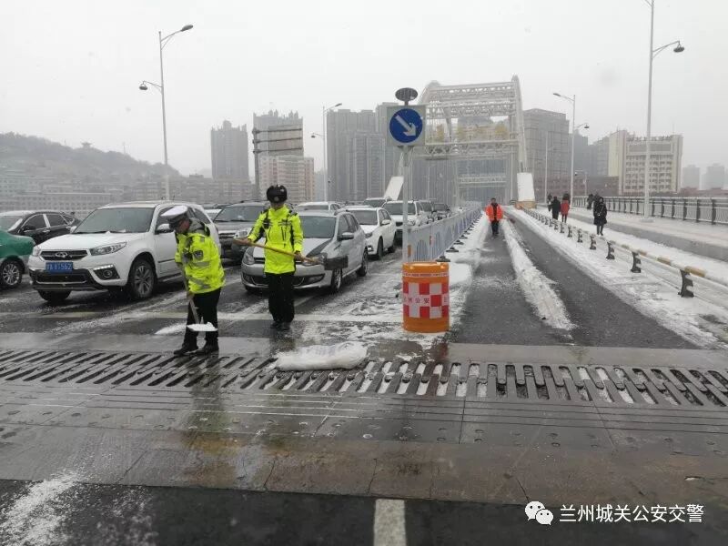 城关交警雪天全员上路执勤保畅通