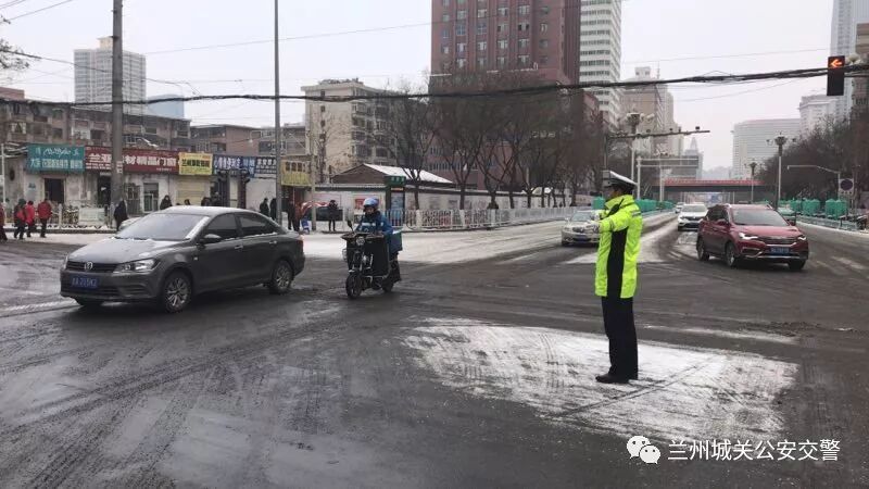 城关交警雪天全员上路执勤保畅通