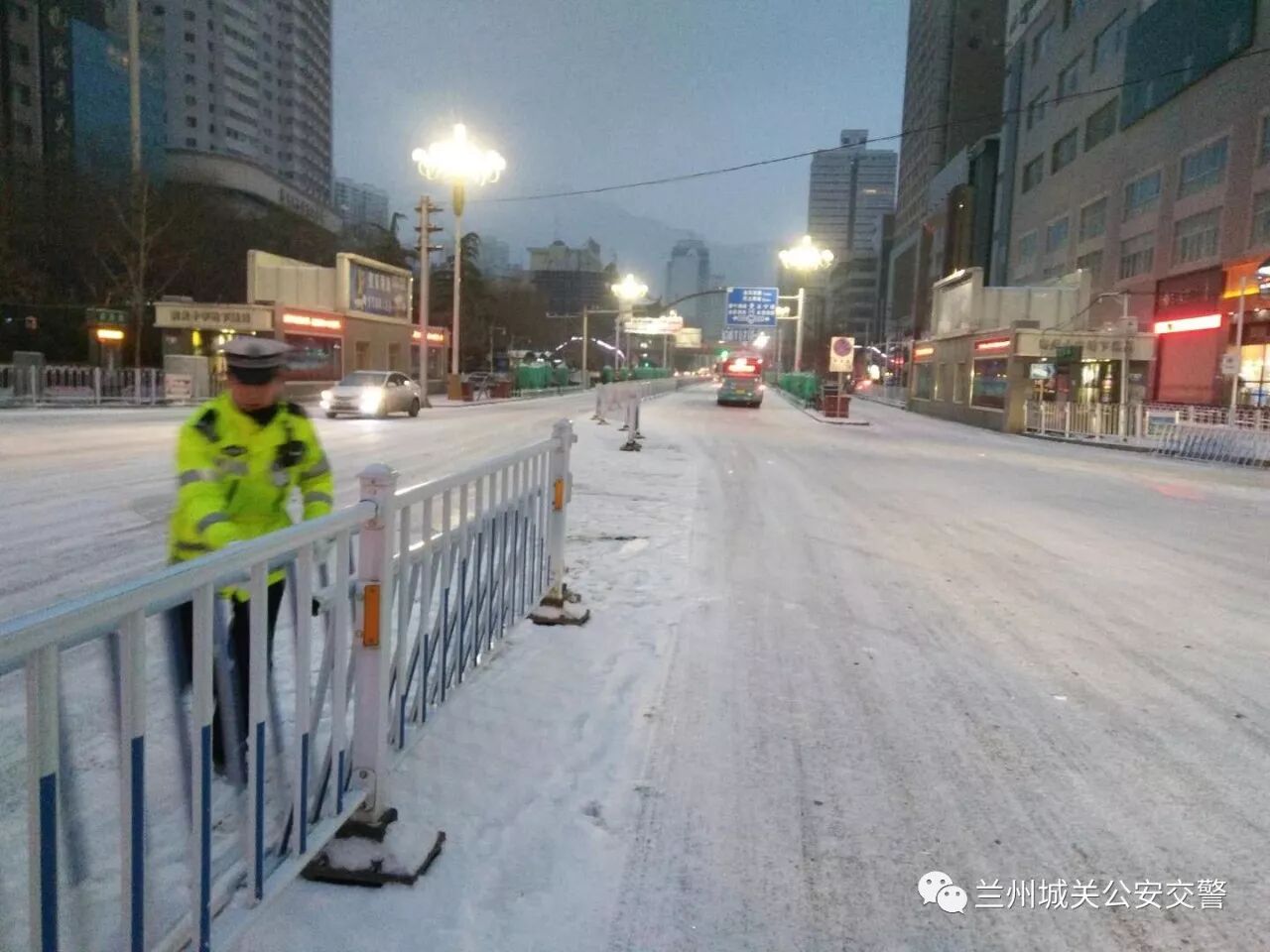 城关交警雪天全员上路执勤保畅通