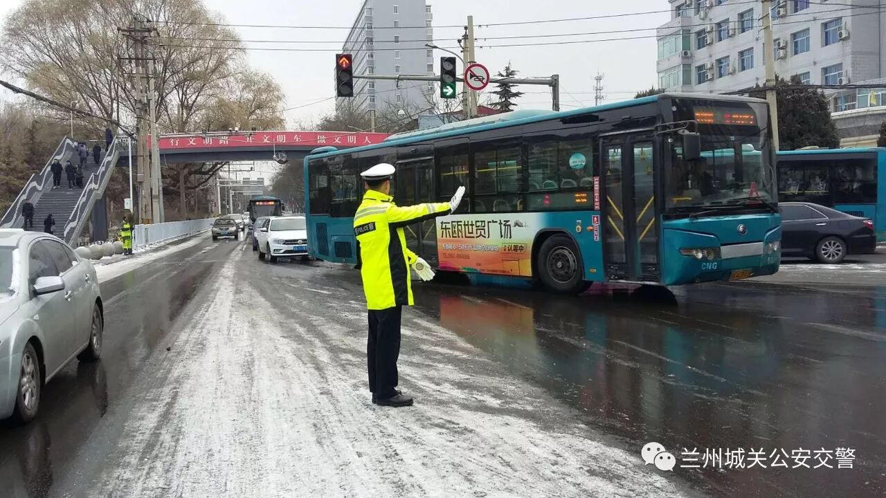 城关交警雪天全员上路执勤保畅通