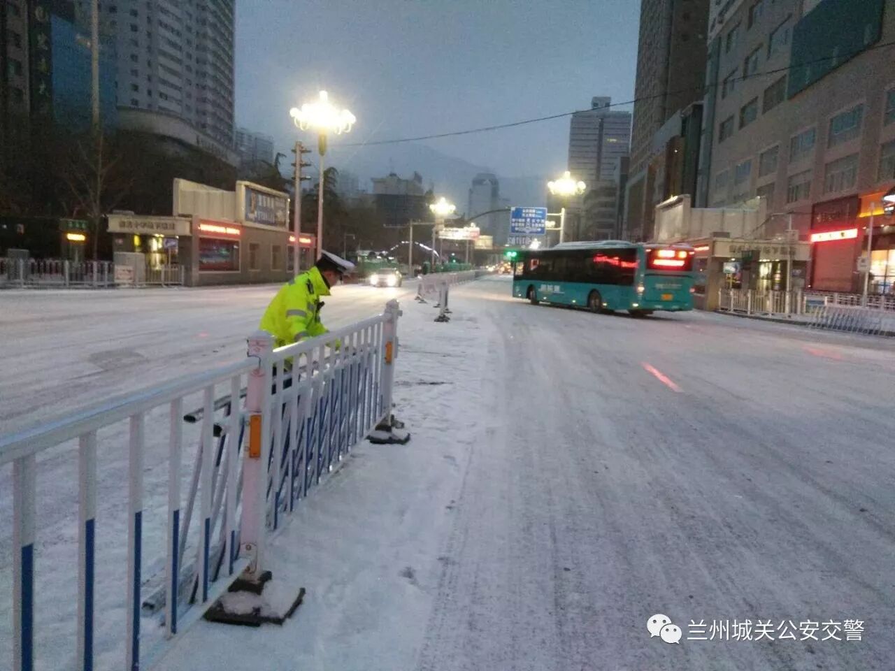 城关交警雪天全员上路执勤保畅通
