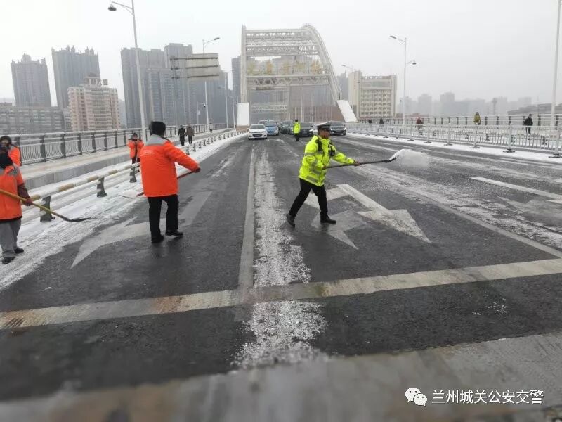 城关交警雪天全员上路执勤保畅通