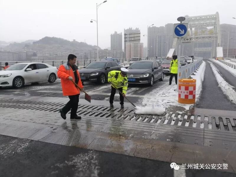 城关交警雪天全员上路执勤保畅通