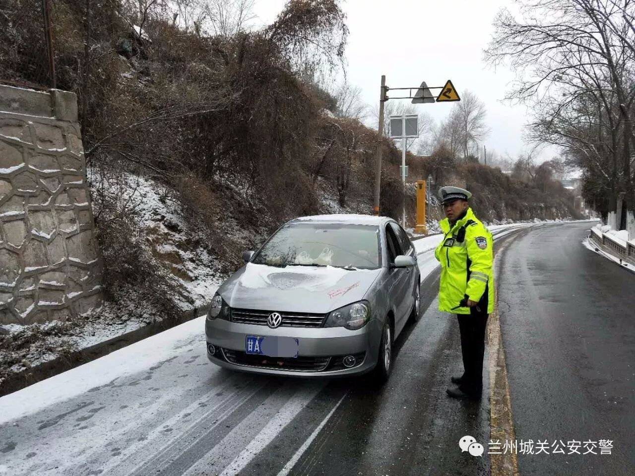 城关交警积极应对雨雪恶劣天气山区道路交通管理工作