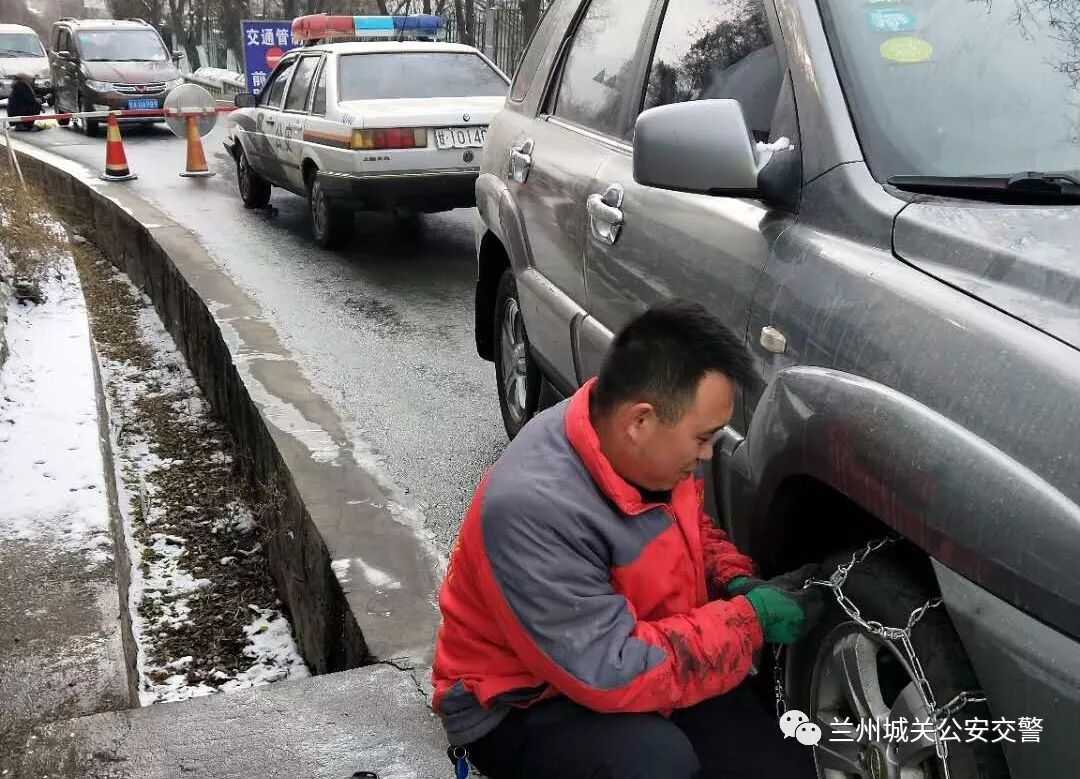 城关交警积极应对雨雪恶劣天气山区道路交通管理工作