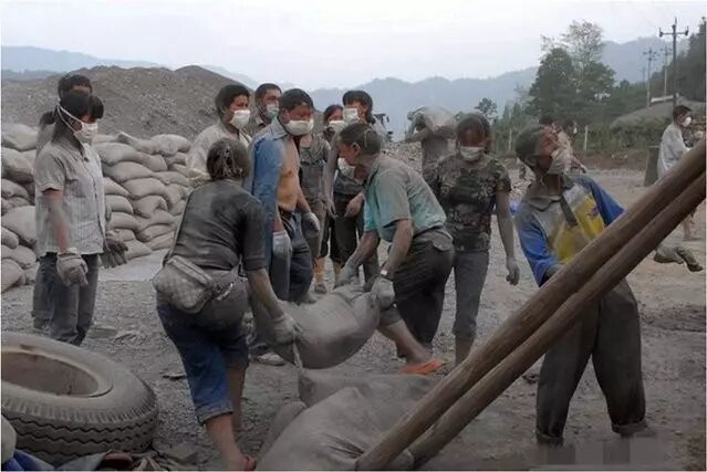 【故事】直击水泥搬运现场,生活不易且行且珍惜