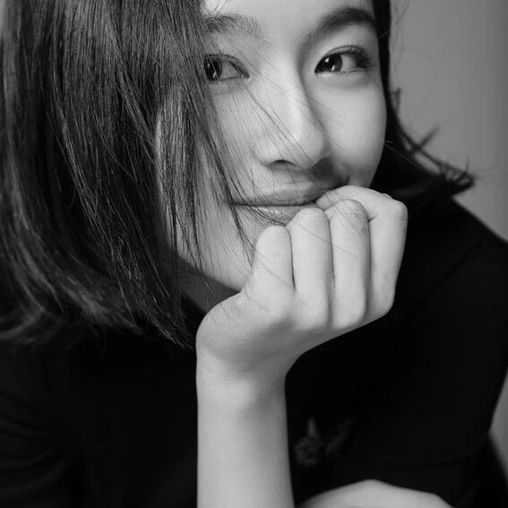 李兰迪&mdash;温柔气质穿搭,浅灰色毛衣+米色短裙,简约时尚!