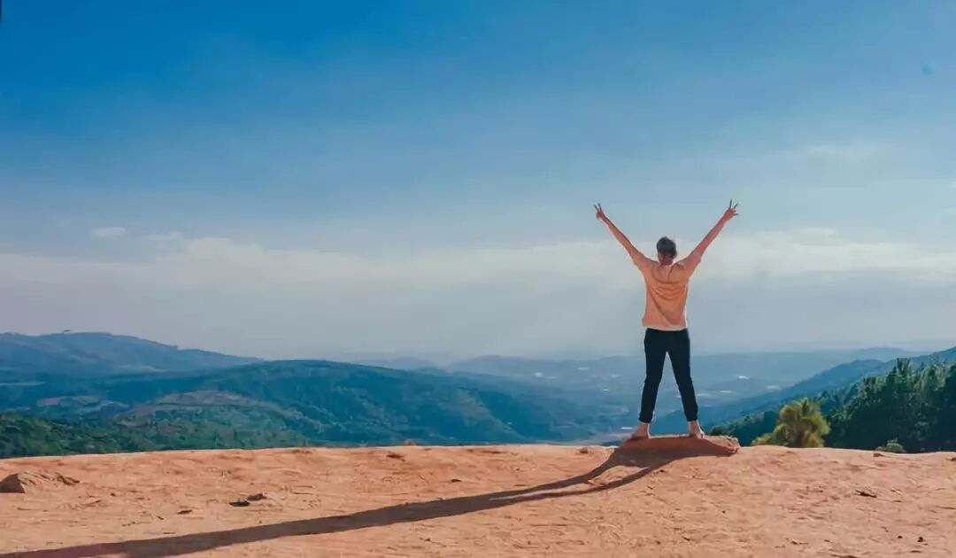 149㎡现代简约设计，空空如也的客厅，落地窗+大书柜=完美！