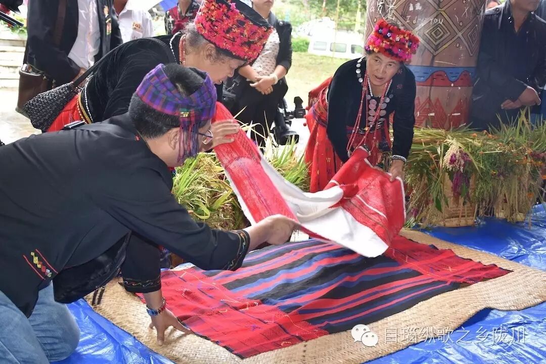 "新米节"是景颇族群众喜庆稻谷丰收和品尝新米的传统节目,新米节是一