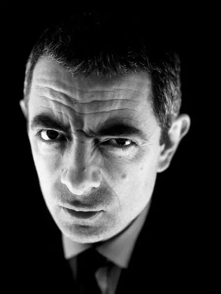 鱼叔看完这部严肃的刑侦片之后,留下最深刻的印象, 就是"憨豆先生"的